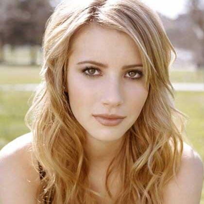 Rubia pero no tonta. Enemiga de las rastrevíspulas. Vivo en el distrito uno, rodeada de joyas brillantes como mi nombre. Mi bf es morena @Leevy_LJDH Soltera.
