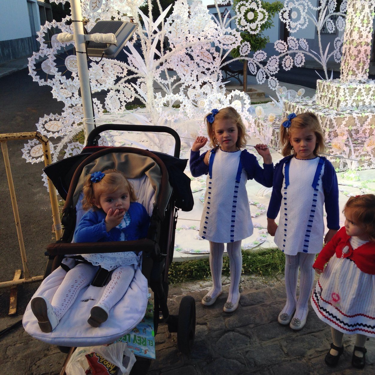 Noriega de padres españoles de nacimiento y sevillana de adopción, madre de las 3 princesas arribas mencionados y preparada para visitar las OLIMPIADAS RURALES