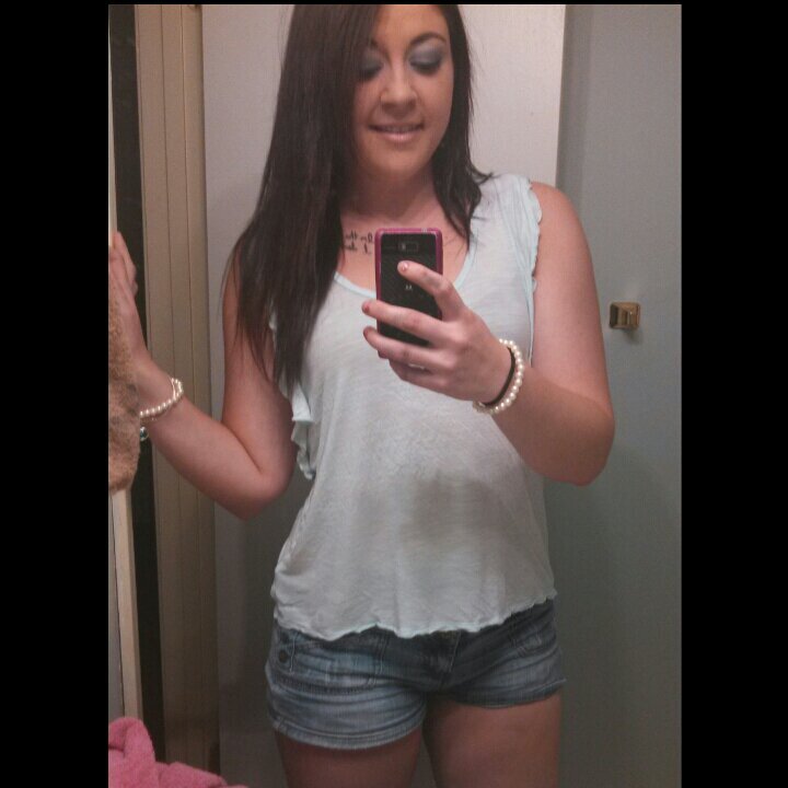 Bella - Single - 22 - Waitress / Bartendah
