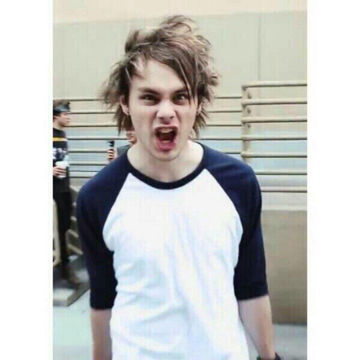 ☮ •hii cutie, could you please follow @daintyiero it would mean a lot (if you already follow me there thank you ily) and ask for a dm to michael if you want• ☮