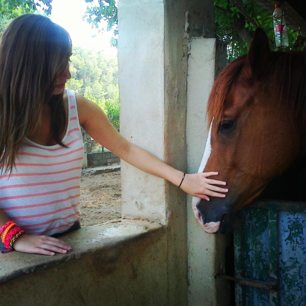 AgnesMoscardo's profile picture. Cuando la edad enfría la sangre y los placeres son cosa del pasado, el recuerdo más querido sigue siendo el último beso.