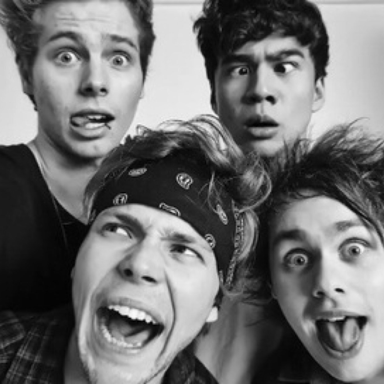 Life dedicated to Luke Hemmings, Calum Hood, Ashton Irwin, and Michael Clifford.