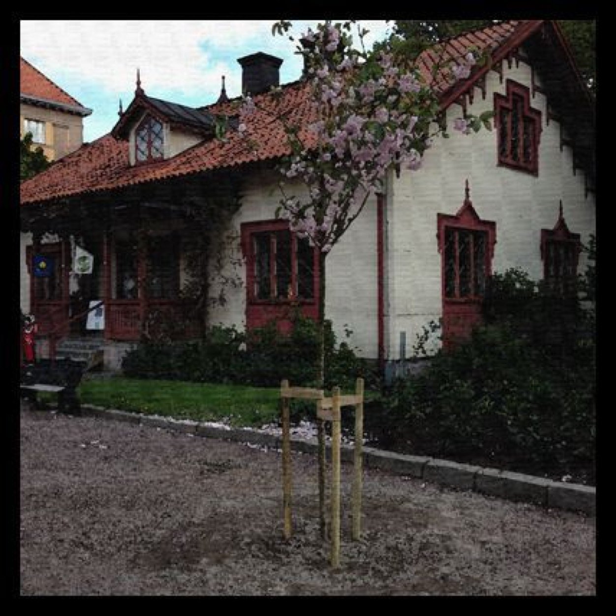 Galleri Skådebanan shows at least eight exhibitions each year. These are characterized by good quality and interesting, focusing on current contemporary art.
