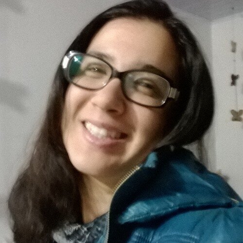 Sou uma pessoa legal,amiga...tenho 2 filhos marido trabalho na área da saúde e acima de tudo sou muito feliz minha idade...ta vou dizer 30 aninhos essa sou eu
