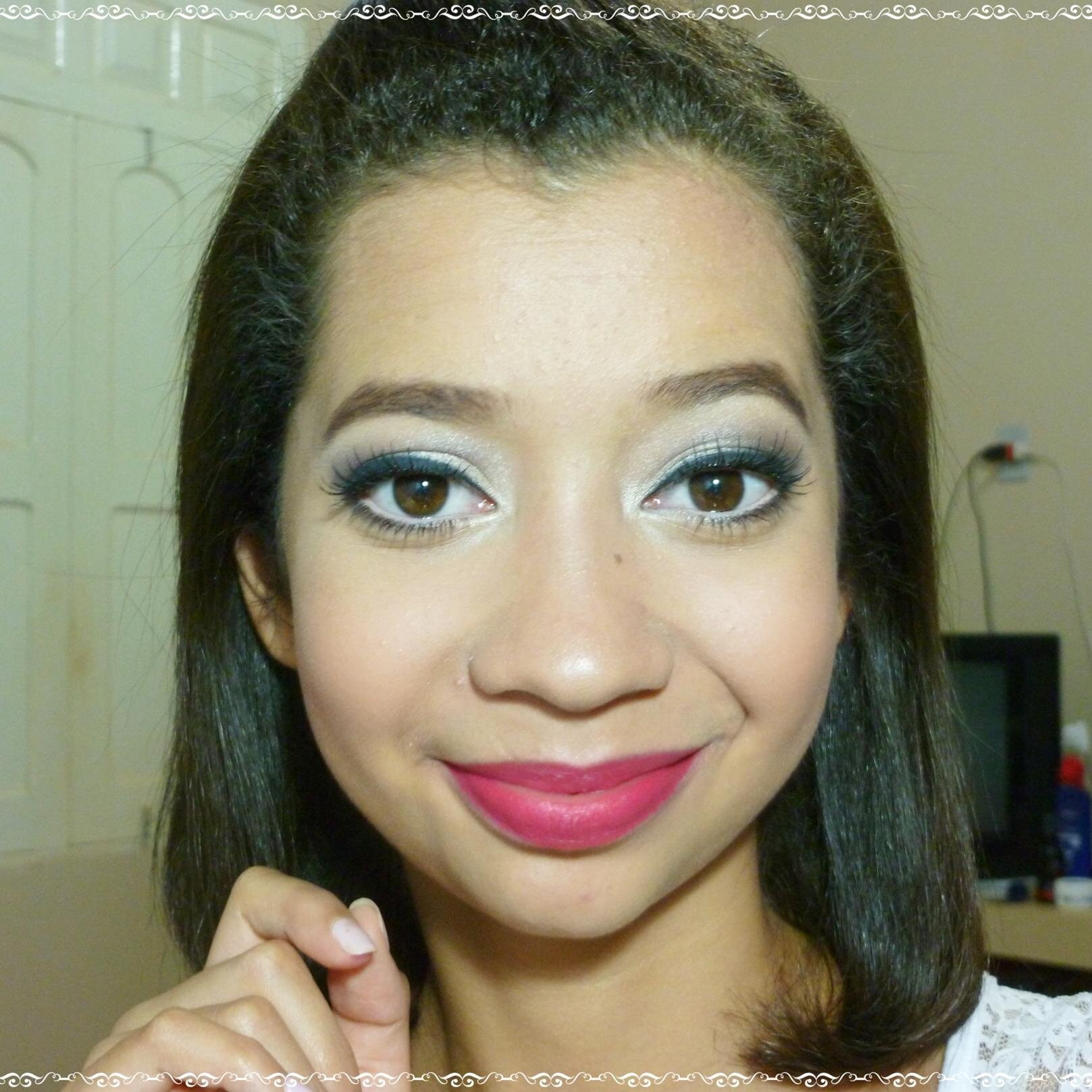 19 anos, geminiana, perfeccionista, muito teimosa e chocólatra assumida. Conheceu o mundo da beleza e acabou virando guru e blogueira. Muito prazer Jessyca :)