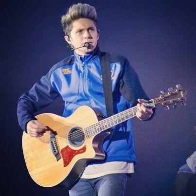 I gave you a free follow bc you mean a lot to me x so please follow @pizzzazarryy she'll follow you back :) thank you! ily xx