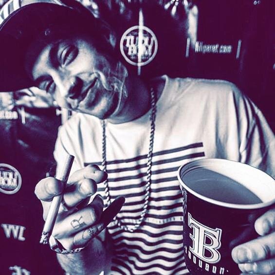 Debochado, cínico, à milhão.. sem padrinho.. rá, sem patrocínio, louco, esse é o rótulo que eles me dão. FC oficializado e dedicado ao Poeta e Rapper @FilipeRet