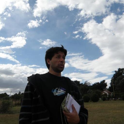 Pseudo Comunicador Social. Idólatra del rock de antaño.
