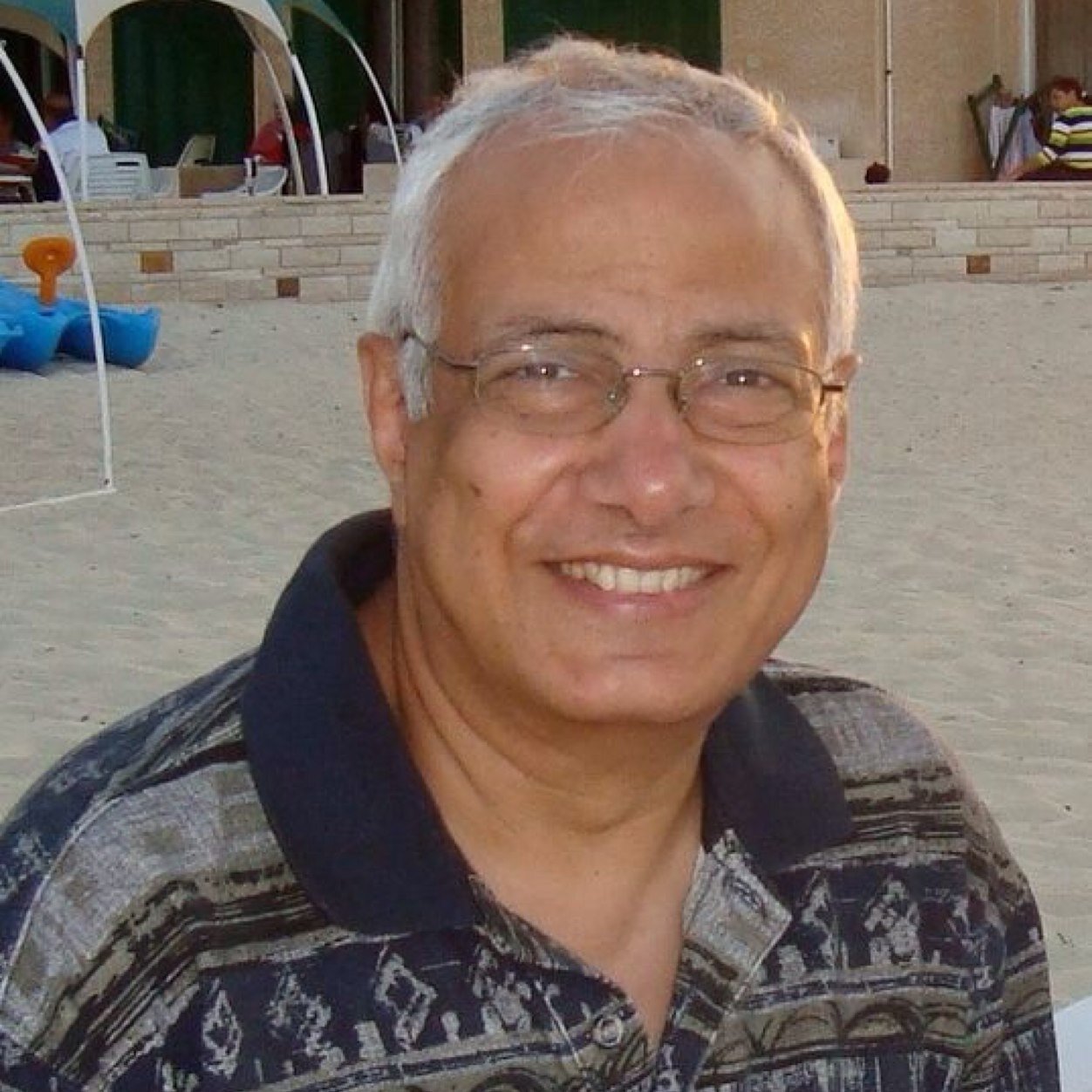 مصري سكندري واهلاوي وعاشق تراب مصر ومؤمن بطاقة شعبنا العظيم لتعود بلادنا اقوي مما كانت فالمهم الحب والعمل الجاد المخلص والاهم هو احترام الكل للكل .