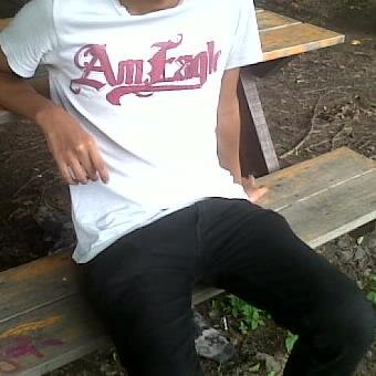 Poprocks_Coke's profile picture. La vida podría ser tan sólo un instante,  sólo un juego, podría no significar tanto como la han descrito.