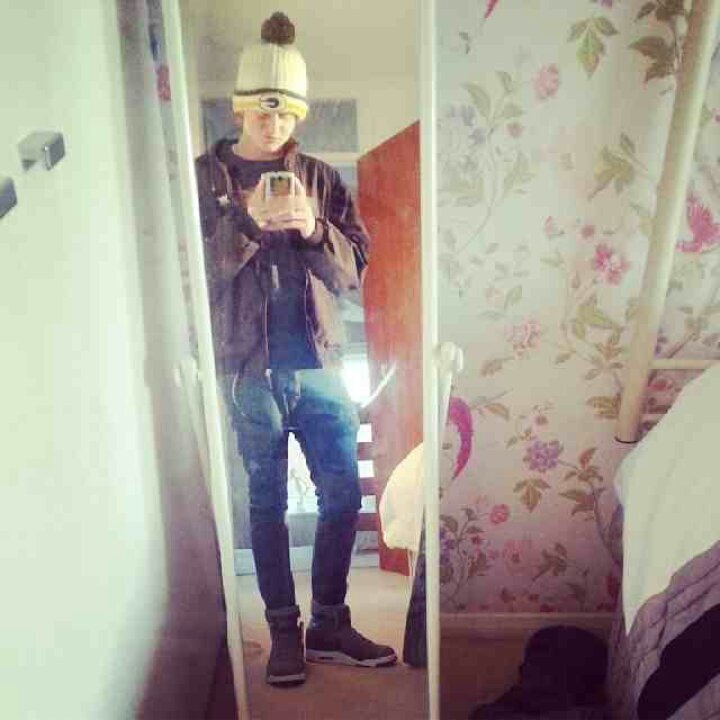 16, Single an living life as it comes ooo