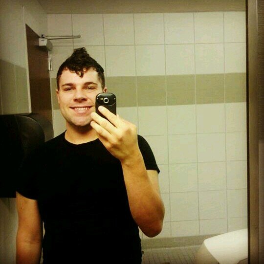 my  name is ronnie carter im 21 i live in lufkin tx i love to party dance and jst have a kick ass time .