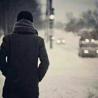 ‏هدوء وصّمت .. وإضاءة هاتِف .. وذكريات راحل .. وحنين باهت !      هذا هو انا