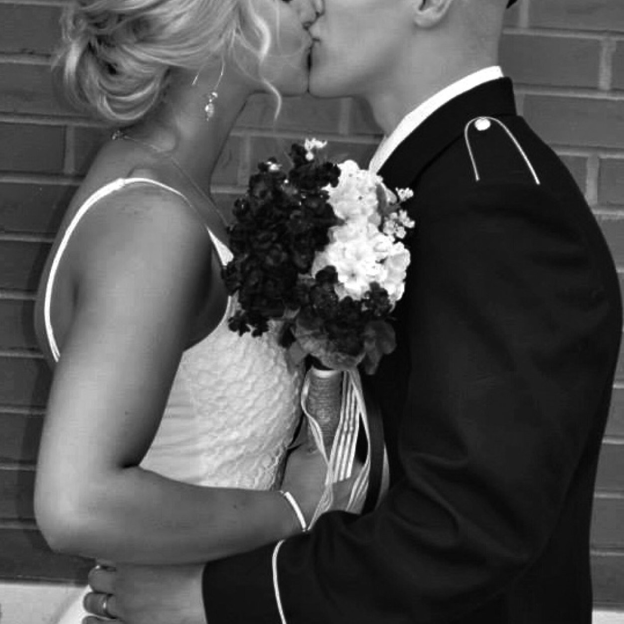 I am a Kansas Princess who has found her soul mate, hero, bestfriend, and husband. We are curently based at Fort Drum, New York ❤️ -My avi is me-