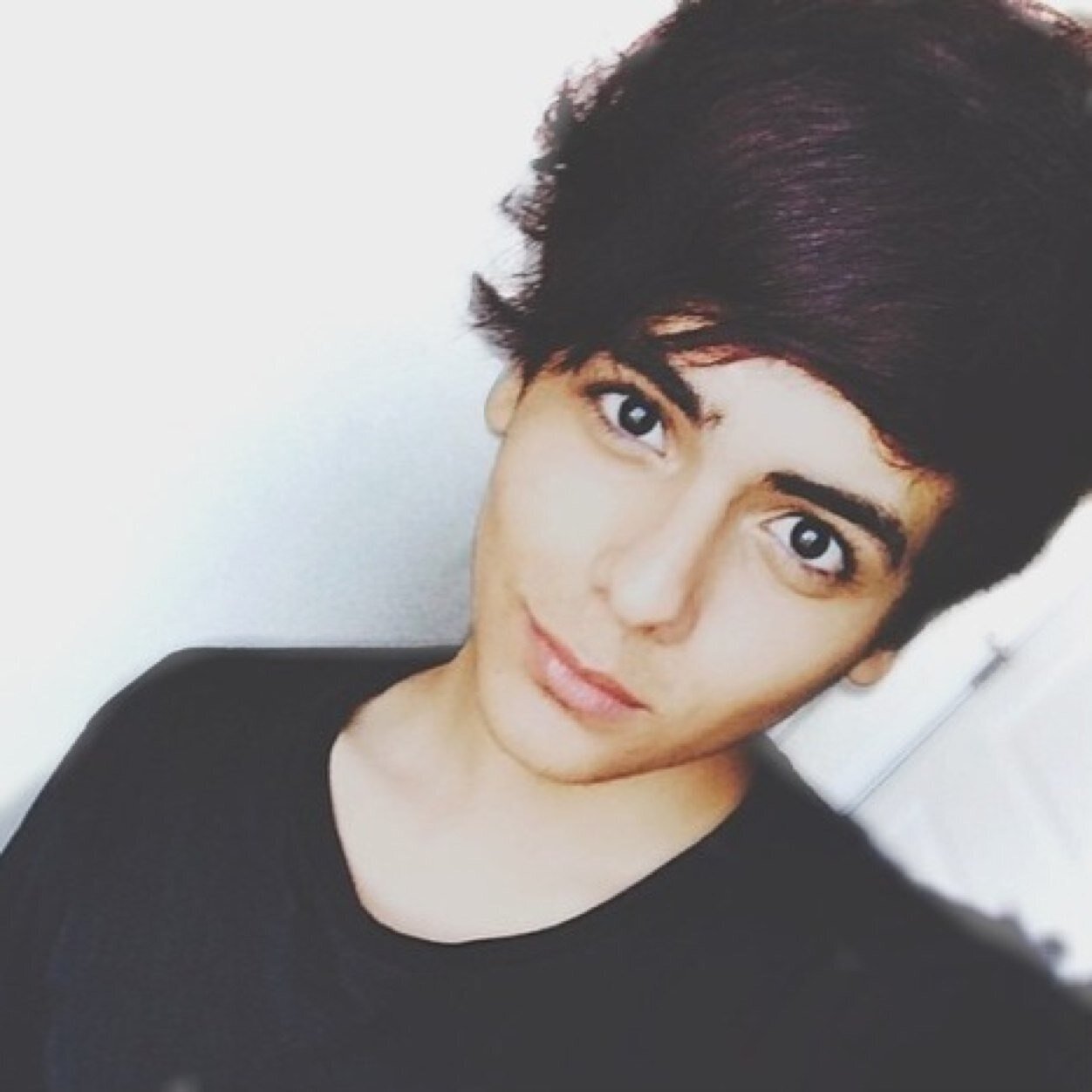 لا تزعل عشان امس عيش يومك و انت مستانس واضحك وسو اللي ببالك.