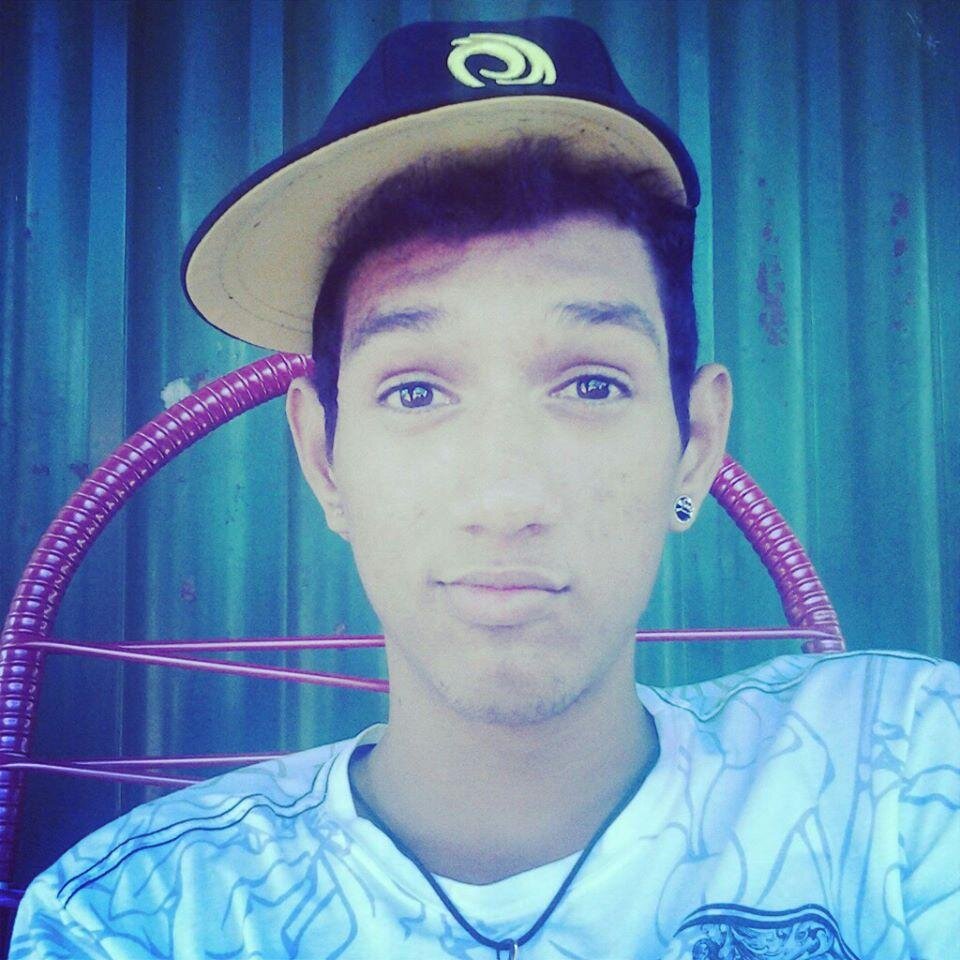 Tranquilidade e inconstância, pedra e coração. Sou abraços, sorrisos, ânimo, bom humor, sarcasmo, preguiça e sono. Música alta e silêncio.