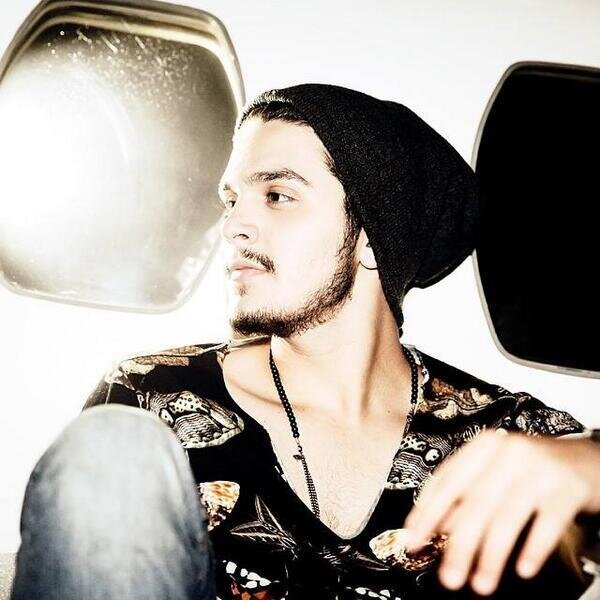 Twitter de poesias e versos para o Luan. Não kibem,deem RT ou credite.(Dona : @meuluanta)