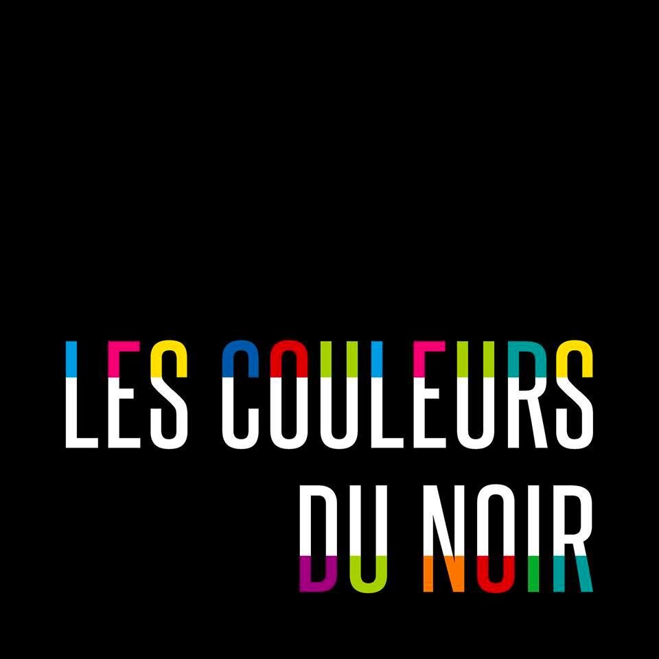 La fameuse robe noire et ses accessoires de couleur.