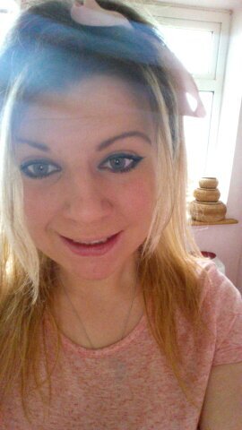 Bethanie_22's profile picture. 'Go insane, go insane, throw some glitter, make it rain'