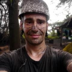 Ich bin Videograf und Journalist mit dem Fachgebiet Vulkanismus, filme Vulkanausbrüche und berichte über Eruptionen und Naturkatastrophen.