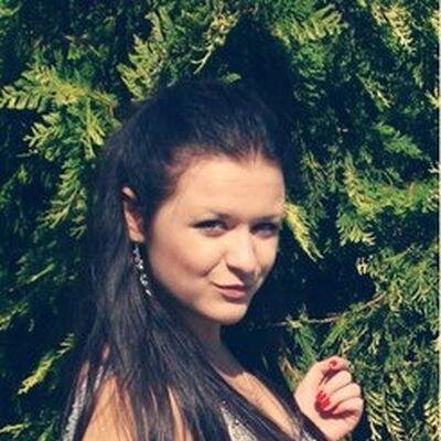 Здравствуйте. Стараюсь жить радостно. Родилась в интересном городе. Я довольно общительная как человек. Мне нравится обговаривать разные события.