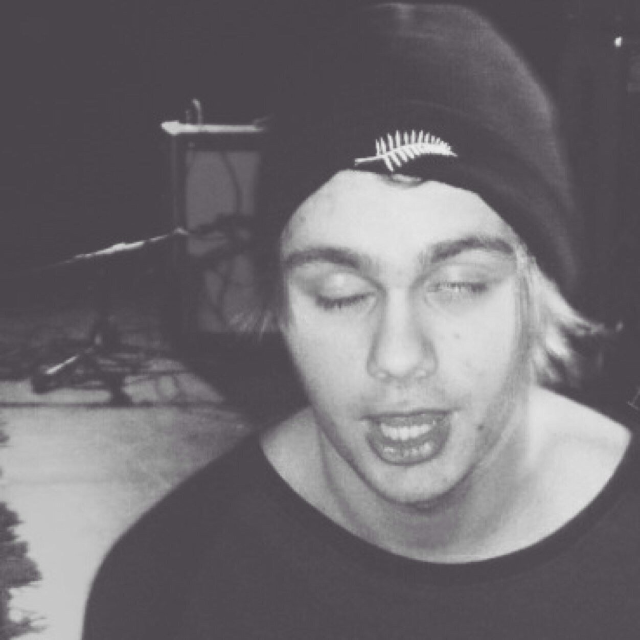 follow @mcIiffvrd!! i follow back most 5sos accs! :-)