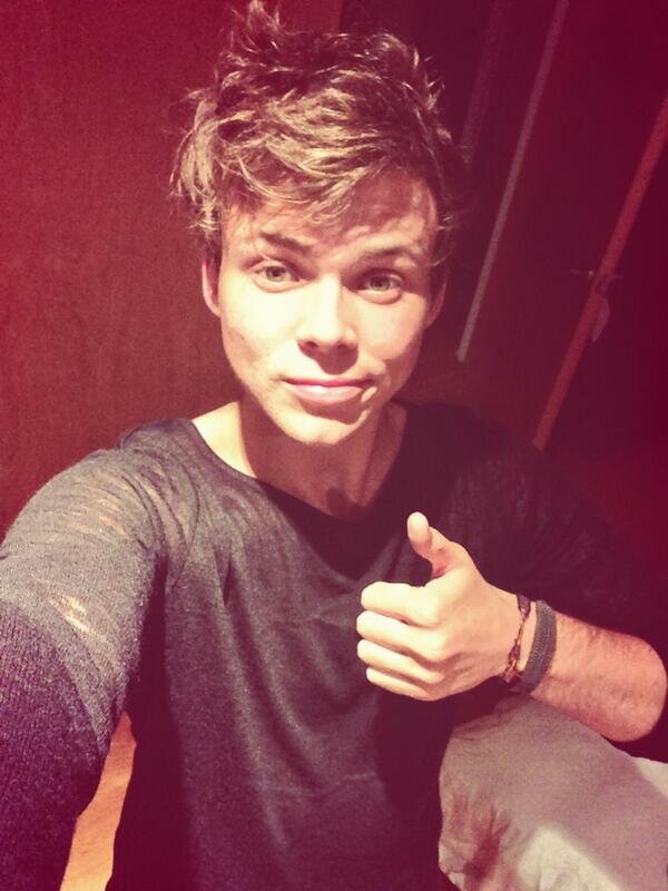 FREE FOLLOW! ❁FOLLOW @ashtxnboom! SHE FOLLOWS BACK THERE. THANK YOU SO MUCH, REMEMBER I LOVE YOU ❁