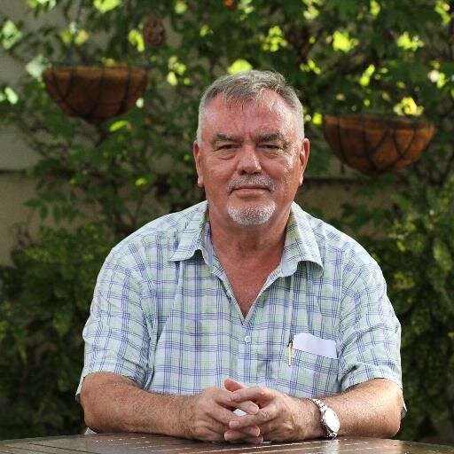 Ingénieur, expert en gaz naturel et en GNL, pilote, propriétaire d'un Cessna C 210 L Centurion et photographe passionné;