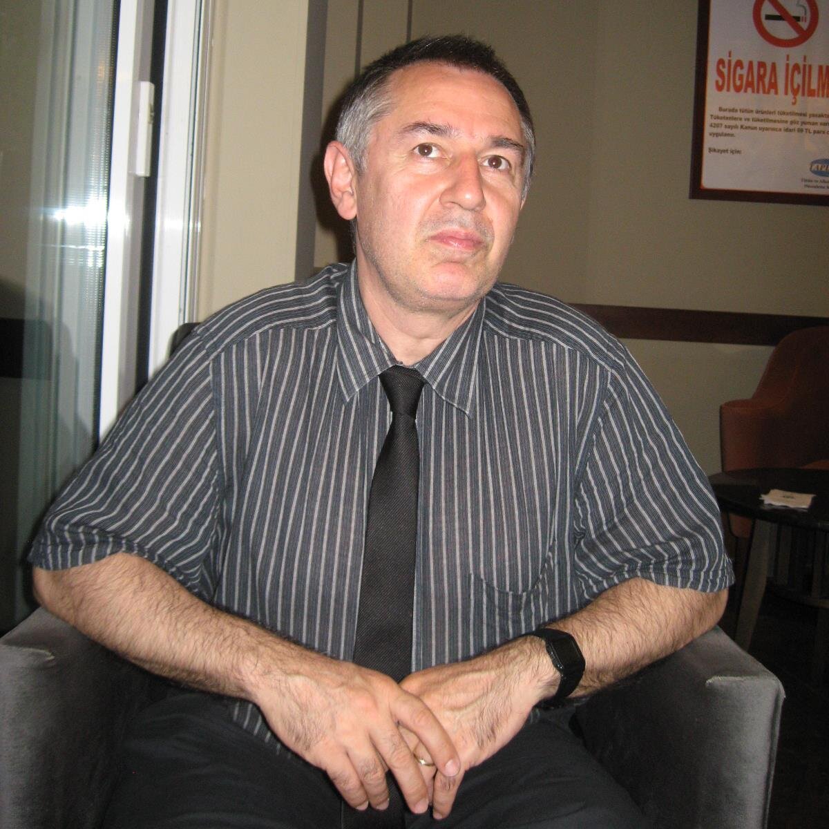 Periodista, profesor de español y escritor. Novelas: Los dos vientos de Estambul (2014). No maltrates a un gato (2015).
