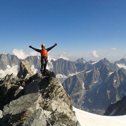 Guía de montaña, pister y coach deportivo. Apasionada de la montaña y amante de la profundidad en las relaciones humanas. Sueña tu vida, vive tus sueños.