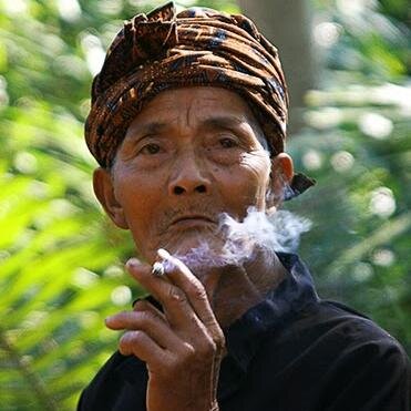 Montong sok gede kaera, komo sok loba gaya, da Basa Sunda mah basa rasa! Hayu urang ngamumule Basa Sunda, mun lain ku urang rek kusaha deui?