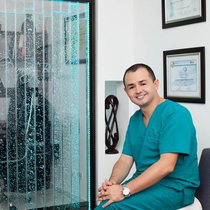 Médico Cirujano Plástico y Reconstructivo de la Pontificia Universidad Católica de Rio Grande del Sur. Porto Alegre (BRASIL)