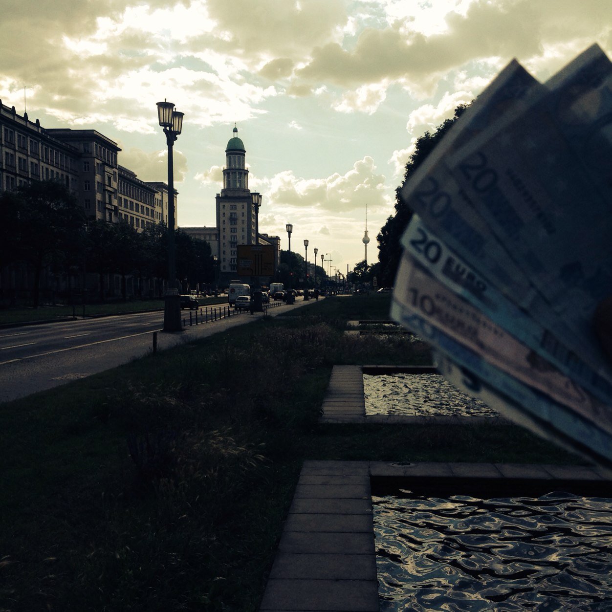 Echtes Geld - verteilt in und um Berlin. Findet die Umschläge und postet eure Fotos an @HiddenCash_BER