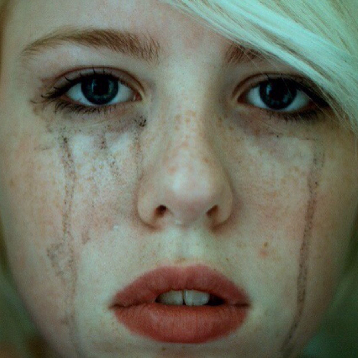 I'm a creep, i'm a weirdo, what am i doing here? I don't belong here. Suicidal thoughts are taking over me, will you be the one who can save me? I need you!