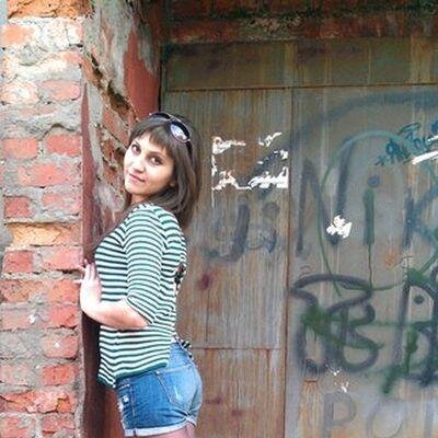 Нравится обмениваться мыслями. Живу в прекрасном городе. Пытаюсь мыслить просто. Очень коммуникабельная по жизни.