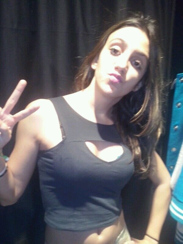 Cabrona a mas no poder muy amiga de mis amigas, bonitaa por herencia y cabrona por esperiencia...Nacii princessa xk zorras ya ay!!wassap:635453571