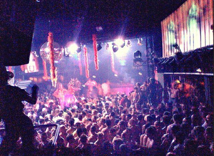 Persiguiendo mis sueños, actualmente en Ibiza, donde espera un largo y deseado verano como Dj.Poeta de día y dj de noche.Que no pare la fiestaaa!!