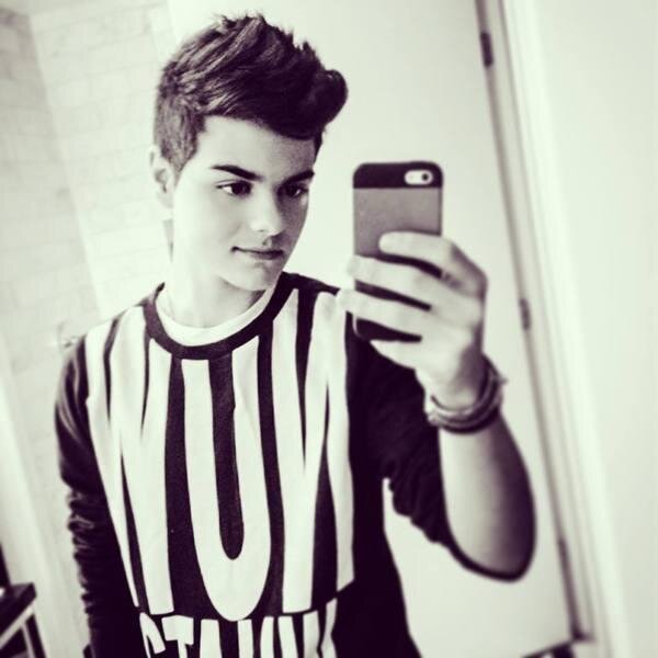 Hello! My name is Abraham Mateo Chamorro am 16 years born on August 25, 1998 in Spain - Madrid I like to sing or dance. No music no life!