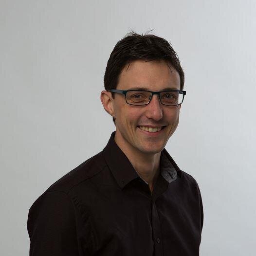 zaakvoerder LOMA Consult Cv. Bestuurder Lombaert Dirk BVBA, Secretaris Open-VLD Roeselare, Unizo Roeselare en Beveren Bruist. Supporter van 3 sportieve kinderen
