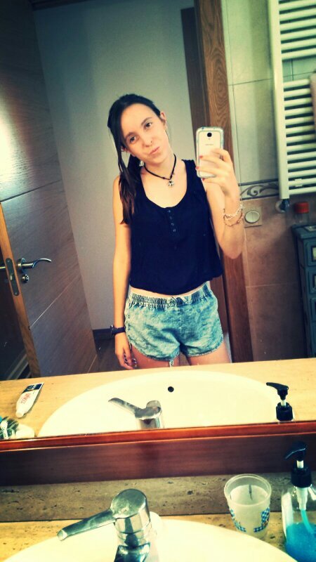 Alegre, simpatica y amante de los caballos desde qe nací.| Fan de Miley Cyrus| Smiler 4 ever, because she's my world.| BlujeanerBlue Jeans.|