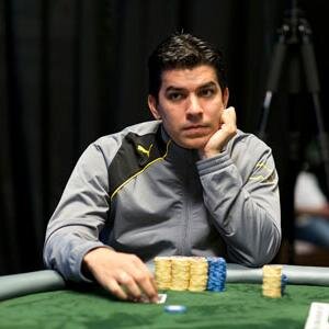 Ingeniero de Computación USB... Campeón Mundial de Domino 2007 y 2008 ... Professional Poker Player
