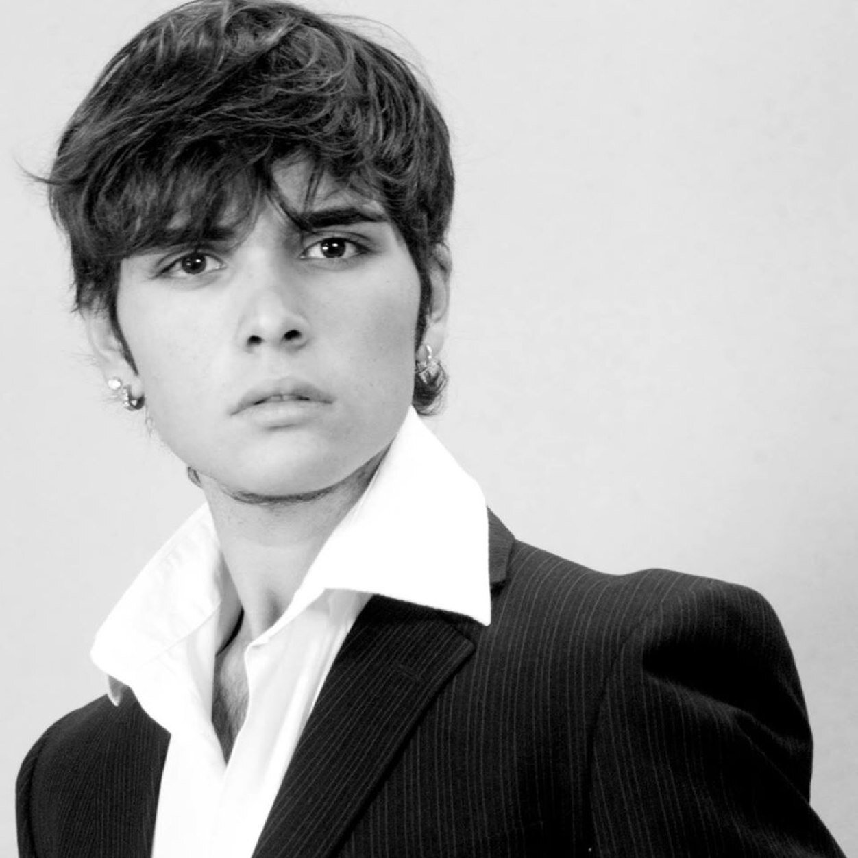 Sono un ragazzo che ama divertirsi e ama la vita Sono interessato alla filosofia e la tecnologia ma sopratutto sono un musicista suono la chitarra e faccio rock
