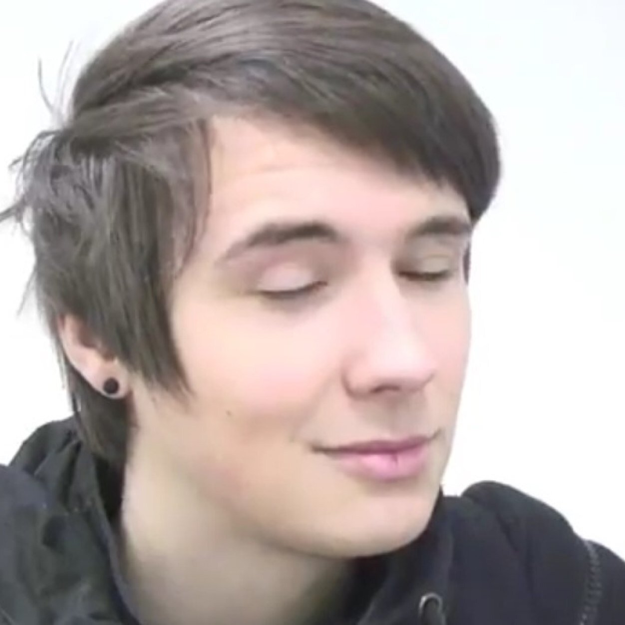 Hey cool people dont follow this follow @HowellYouDoin or @internetjessy !!