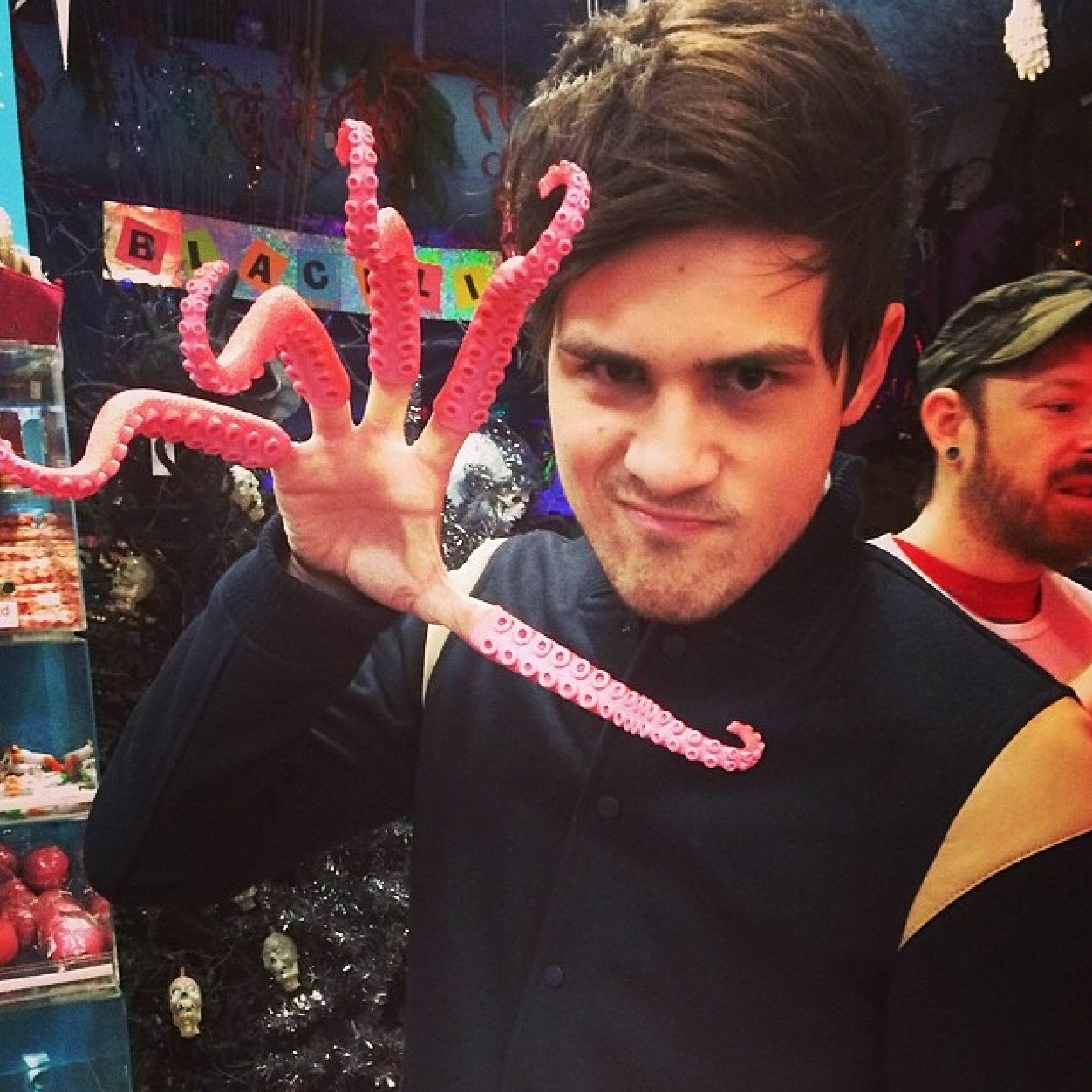 Half of Smosh ¬‿¬ Nintendo Fanboy ¬‿¬ Father of a cat named Pip ¬‿¬