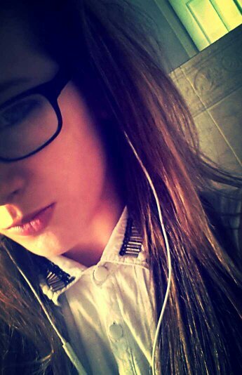 Main account: @SarahBayliss_xo - #FanGirl Music is my world. Yes i may tweet alot but who cares?