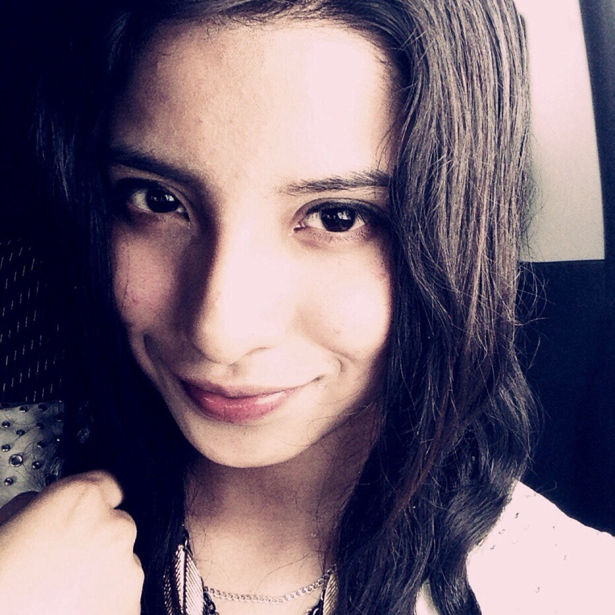 la imperfeccion es la belleza, la locura es genial y es mejor ser absolutamente ridiculo que absolutamente aburrido.