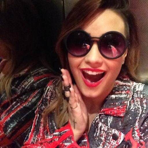 Não me julgue, você sabe o meu nome, não minha história.
Demi Lovato
