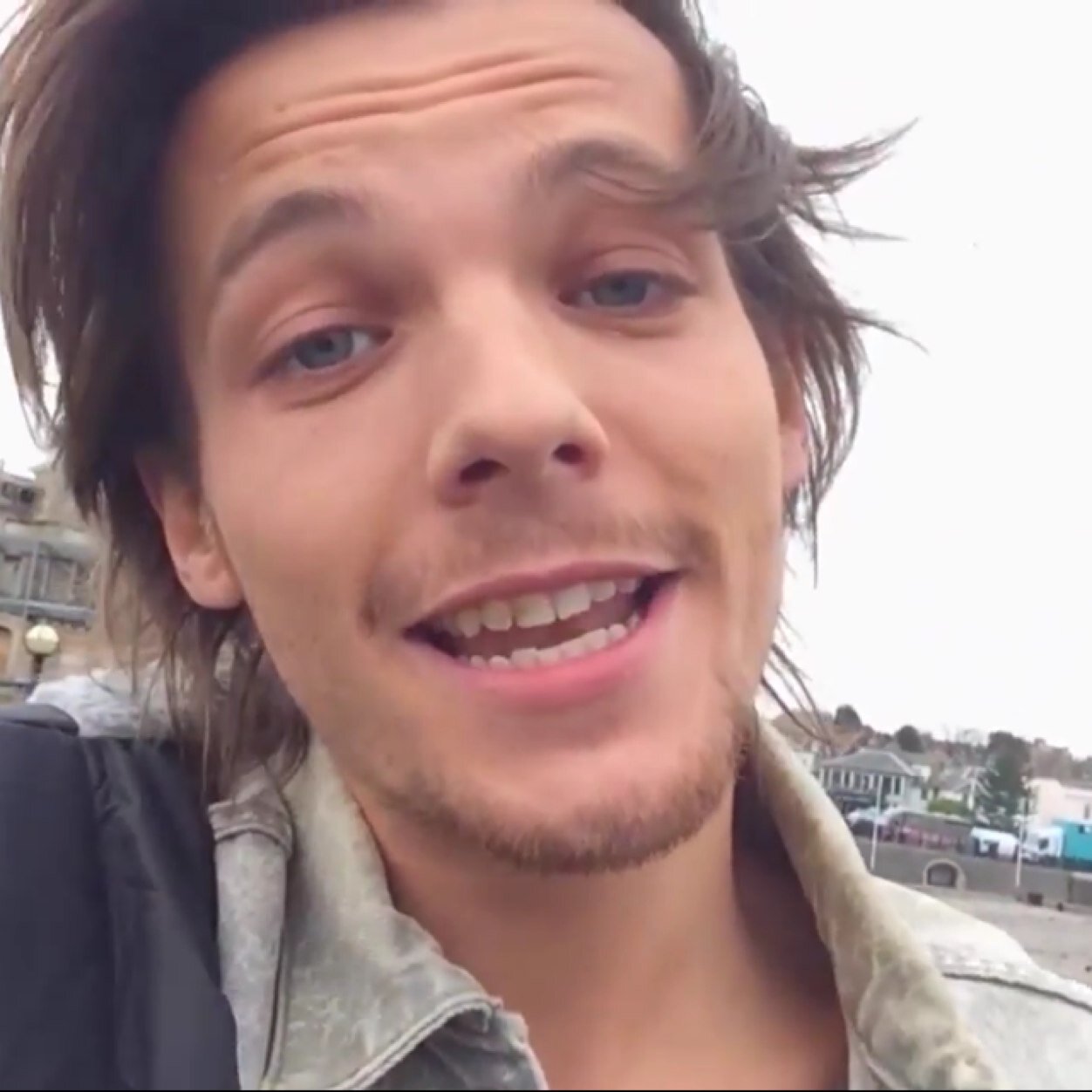 Hey, i gave u a free follow. Dont follow this acc, follow @larrykeeptrying and she'll follow you back! Thank u, have a nice day xx