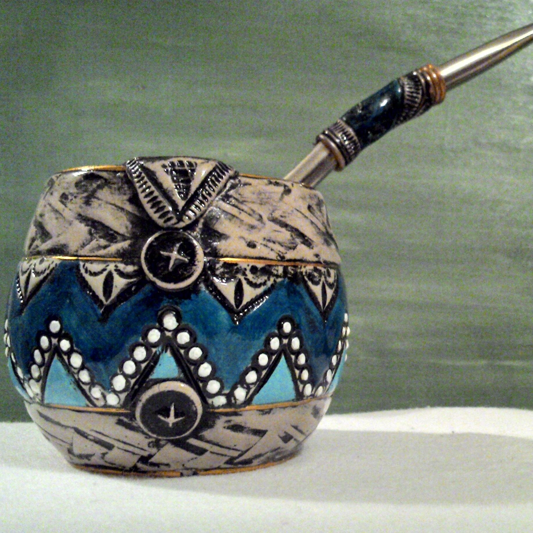 Ofrecemos gran variedad de mates artesanales, pintados a mano, con diseños únicos y originales para disfrutar y compartir. https://t.co/Z5RdQsrn69
