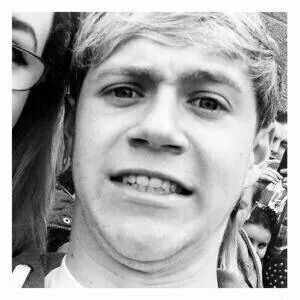 i love one direction :) and proud to be a directioner ! and i llove you niall mwaa3